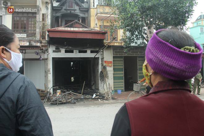 Người cháu nặng lòng kể lại giây phút bất lực nhìn gia đình chú ruột chìm trong biển lửa: Nửa đêm tôi bơi qua hồ nước, lấy xà beng phá cửa nhưng...-9