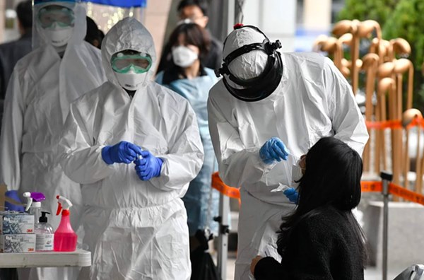 Vì sao nữ tiếp viên hàng không âm tính với Covid-19 8 ngày, ngày thứ 9 lại dương tính?-2