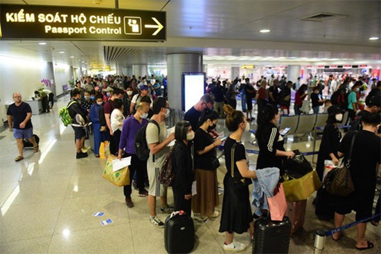 Xác định 9 chuyến bay có người mắc COVID-19, Bộ Y tế thông báo khẩn kêu gọi người dân