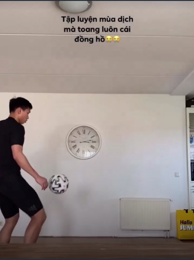Văn Hậu tập luyện mùa dịch Covid-19: Chỉ dám đạp xe ban đêm, chuyền bóng trong nhà vỡ cả đồng hồ-1
