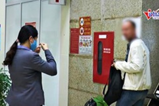 Khách Tây quyết không đeo khẩu trang, nhân viên nhà ga 'bó tay'