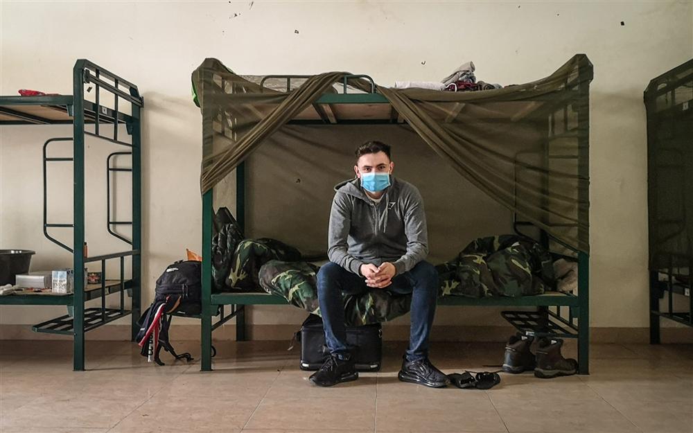 Chàng trai người Anh viết nhật ký cách ly khiến bạn bè quốc tế cám ơn Việt Nam vì sự tử tế hóa ra đã bán hết nhà cửa ở quê nhà để đến Việt Nam làm điều quan trọng nhất đời mình!-1