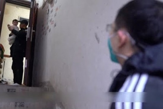 Nhân viên y tế Vũ Hán chỉ dám nhìn con gái từ xa
