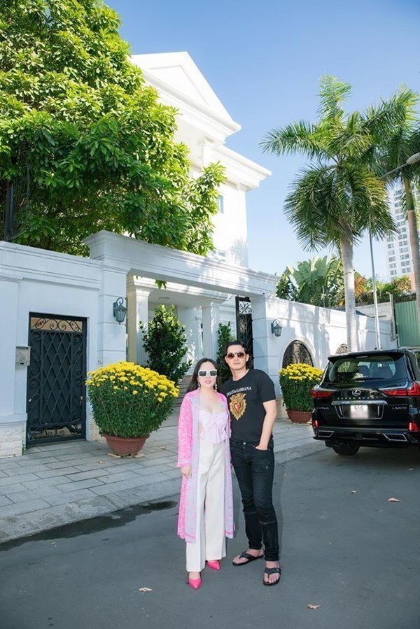 Cùng lấy vợ đại gia lớn tuổi: Trương Nam Thành song hỷ, Quách Ngọc Ngoan ở biệt thự xa hoa-7