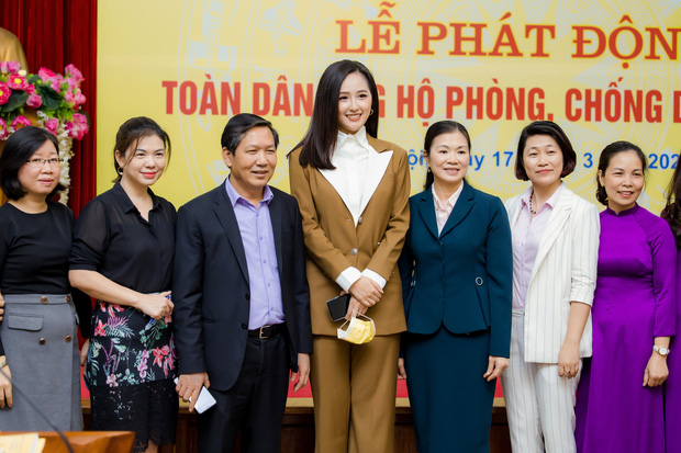 Hoa hậu Mai Phương Thuý gặp Thủ tướng Chính phủ, đại diện ủng hộ 20 tỷ đồng phòng chống đại dịch Covid-19-7