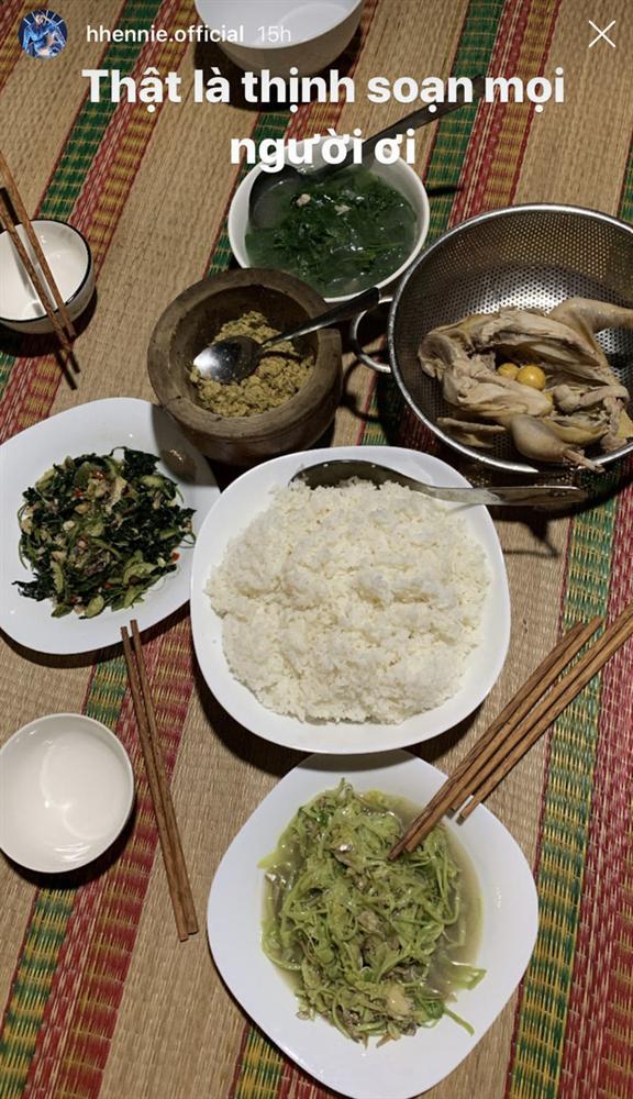 HHen Niê không ngần ngại đón bé mỡ vì đồ ăn ở quê quá ngon lại toàn món mà Hen thích-3