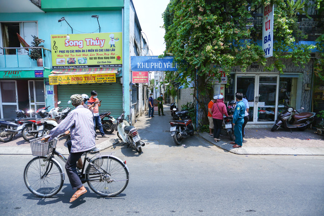 Cách ly khẩn cấp 2 phụ nữ trong con hẻm bị phong tỏa ở Sài Gòn vì nghi có người nhiễm Covid-19-1
