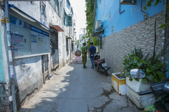 Cách ly khẩn cấp 2 phụ nữ trong con hẻm bị phong tỏa ở Sài Gòn vì nghi có người nhiễm Covid-19-3