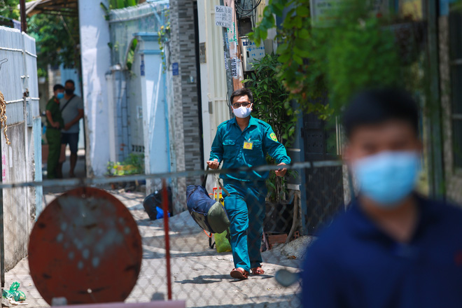 Cách ly khẩn cấp 2 phụ nữ trong con hẻm bị phong tỏa ở Sài Gòn vì nghi có người nhiễm Covid-19-5