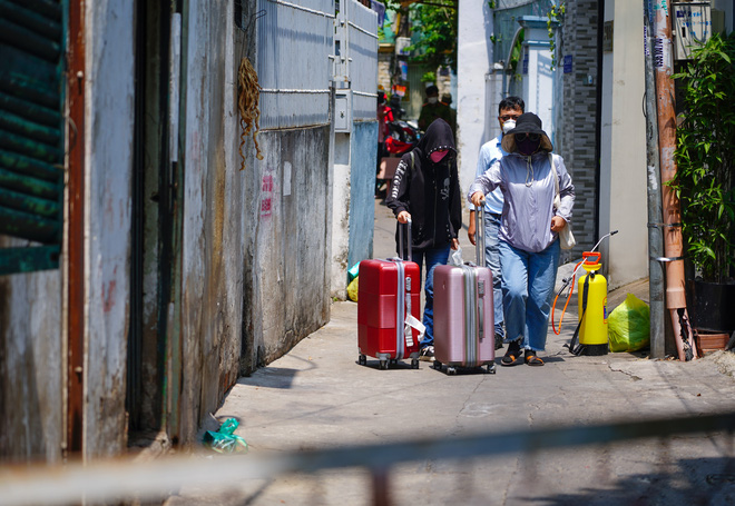Cách ly khẩn cấp 2 phụ nữ trong con hẻm bị phong tỏa ở Sài Gòn vì nghi có người nhiễm Covid-19-6