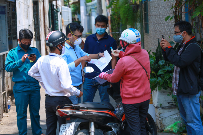 Cách ly khẩn cấp 2 phụ nữ trong con hẻm bị phong tỏa ở Sài Gòn vì nghi có người nhiễm Covid-19-9