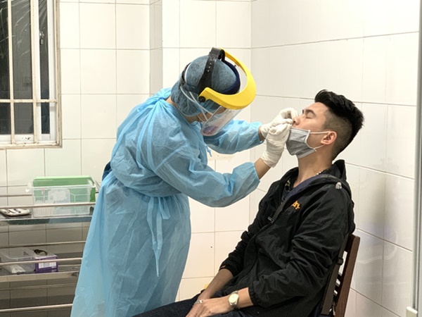Tận mắt xem bác sĩ điều trị bệnh nhân nhiễm Covid-19 tại Quảng Ninh-7