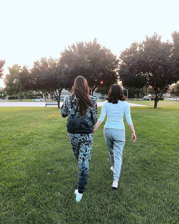 Phạm Hương khoe ảnh mẹ diện áo tắm khoe dáng giữa tuyết: 50 tuổi mà eo thon khó tin, khiến bao người phải ghen tị-2