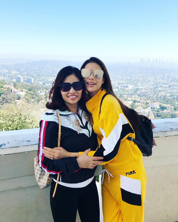 Phạm Hương khoe ảnh mẹ diện áo tắm khoe dáng giữa tuyết: 50 tuổi mà eo thon khó tin, khiến bao người phải ghen tị-3