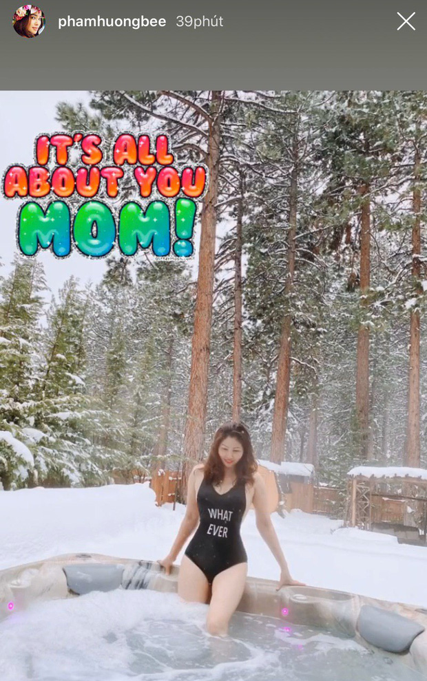 Phạm Hương khoe ảnh mẹ diện áo tắm khoe dáng giữa tuyết: 50 tuổi mà eo thon khó tin, khiến bao người phải ghen tị-1