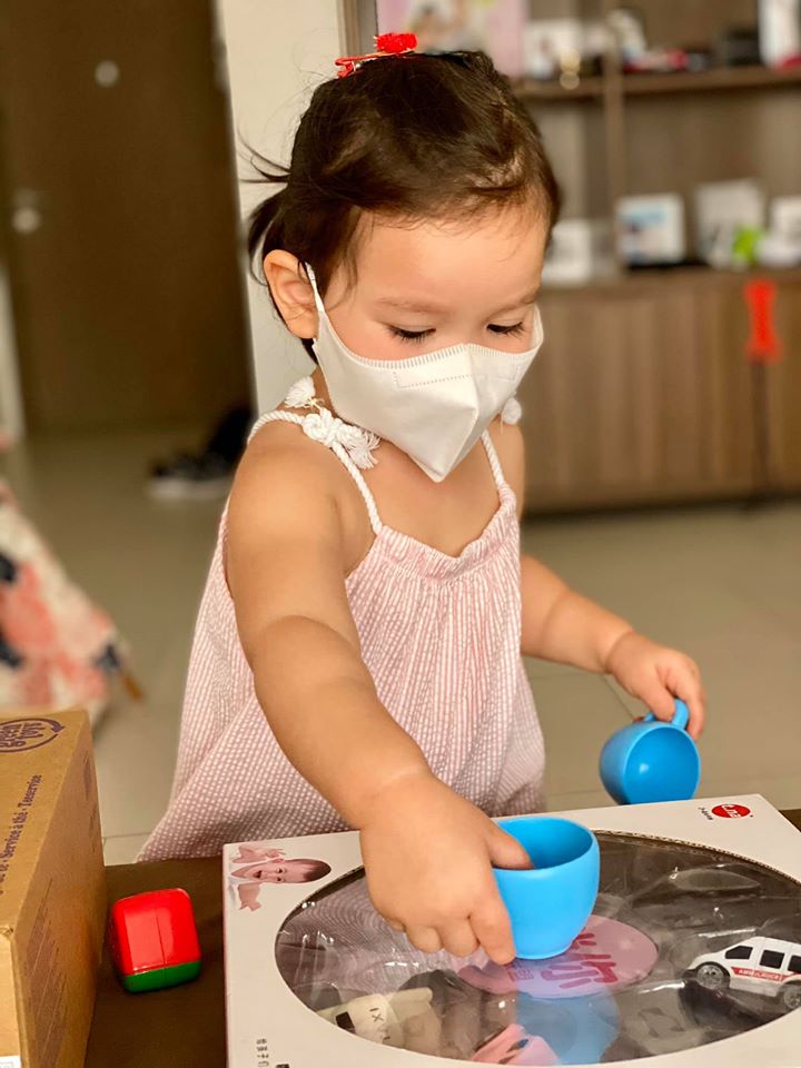 Biết được xuống sân chơi nên bé Myla đã có hành động đáng yêu để bảo vệ bản thân, ai cũng khen siêu mẫu Hà Anh dạy con khéo léo-1