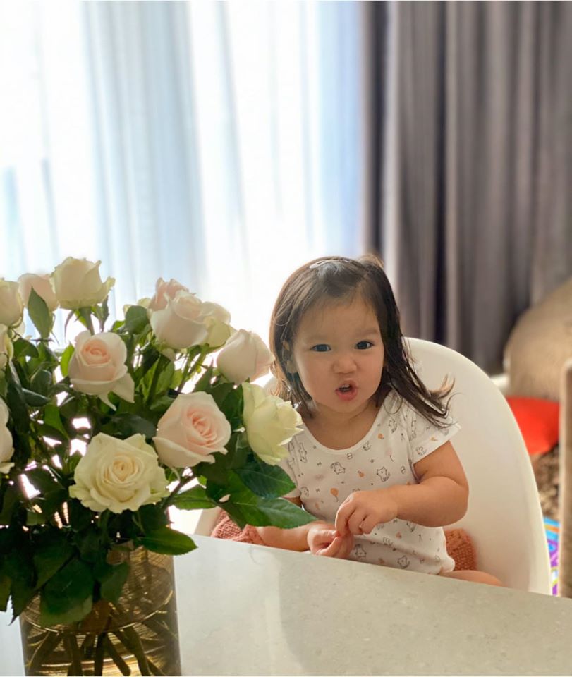 Biết được xuống sân chơi nên bé Myla đã có hành động đáng yêu để bảo vệ bản thân, ai cũng khen siêu mẫu Hà Anh dạy con khéo léo-2