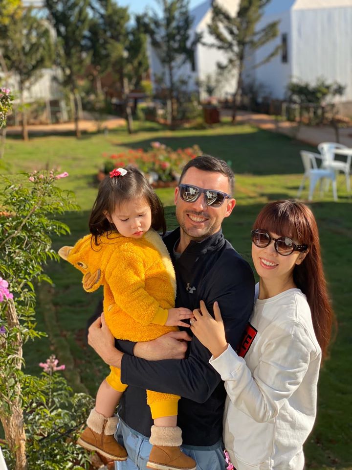 Biết được xuống sân chơi nên bé Myla đã có hành động đáng yêu để bảo vệ bản thân, ai cũng khen siêu mẫu Hà Anh dạy con khéo léo-4