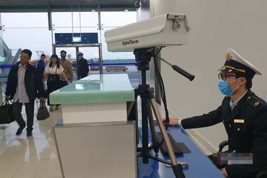 Tìm khẩn cấp hành khách 2 chuyến bay có 4 người biểu hiện Covid-19