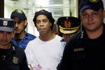 Ronaldinho đi tù và dấu chấm hết cho ngày trở về Barca-3