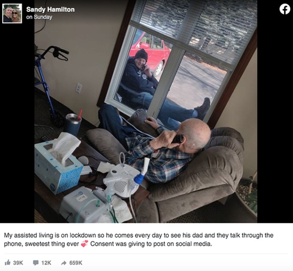 Khoảnh khắc 2 bố con trò chuyện qua lớp kính vì trung tâm chăm sóc người cao tuổi bị phong tỏa để ngăn dịch Covid-19 gây xúc động mạnh-2