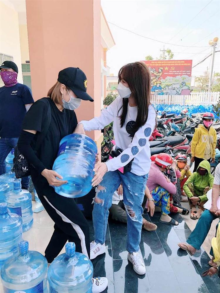 Hari Won trao 1.610 bình nước cho người dân Tiền Giang-1