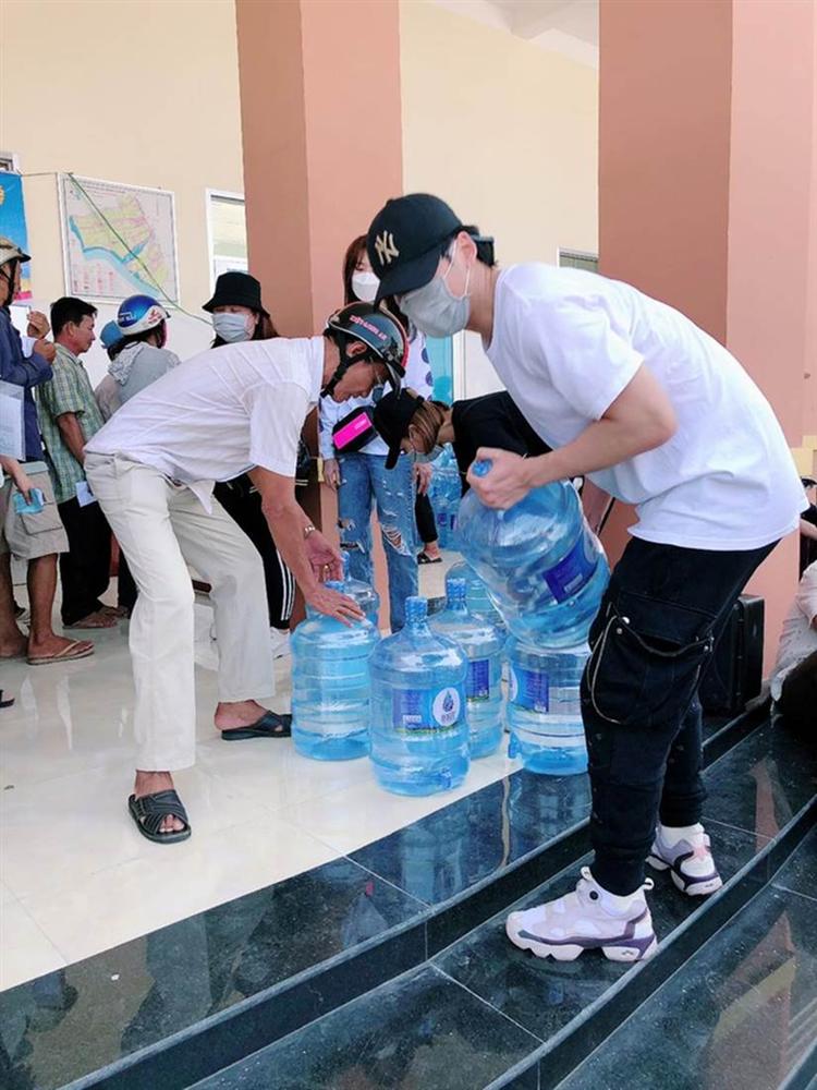 Hari Won trao 1.610 bình nước cho người dân Tiền Giang-2