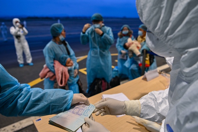 100 sinh viên Đại học Y tình nguyện đến sân bay Nội Bài chặn dịch-1