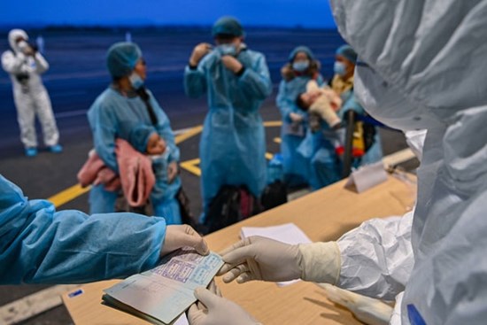 100 sinh viên Đại học Y tình nguyện đến sân bay Nội Bài chặn dịch