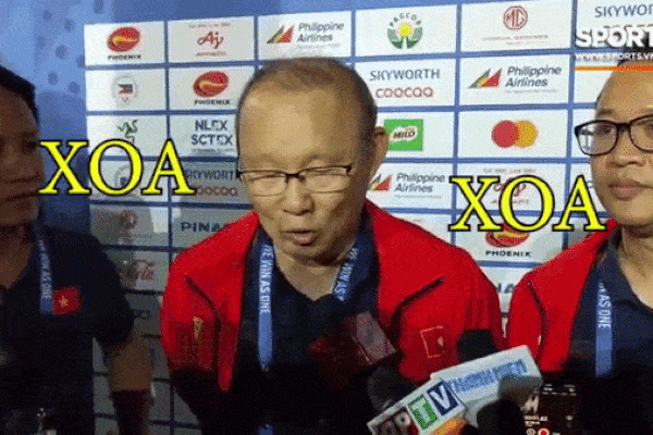 Camera ghi trọn khoảnh khắc cực đáng yêu của HLV Park Hang Seo: Dấm dúi cho cán bộ công an nửa chiếc kẹo socola đồng chí ăn đi này-4