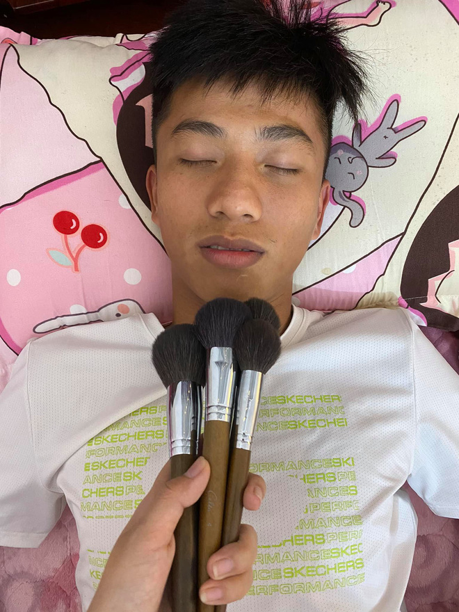 Văn Đức nhan sắc ngời ngời sau khi làm mẫu bất đắc dĩ cho Nhật Linh tập make-up-1