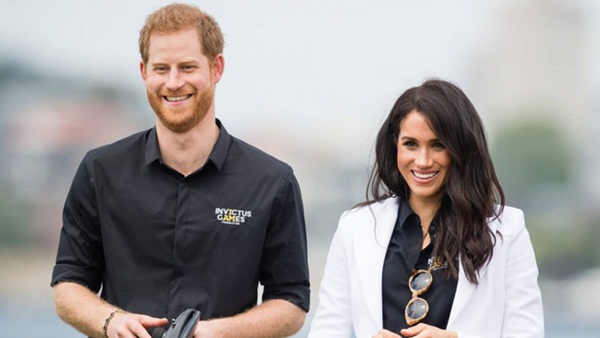 Điều ít biết đằng sau khoảnh khắc Hoàng tử Harry cúi gằm mặt còn Meghan mỉm cười hoàn hảo khi Nữ hoàng Anh xuất hiện tại buổi chia tay-2