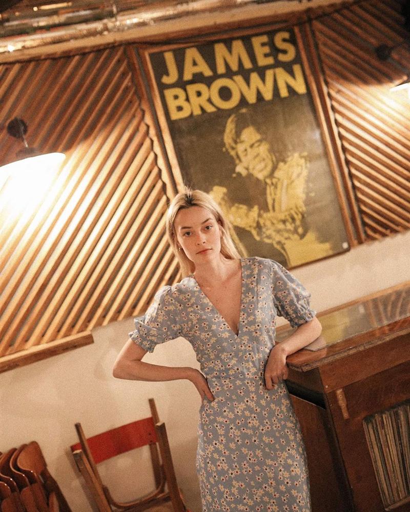 Thực ra phụ nữ Pháp cũng rất điệu, mê mẩn đồ họa tiết hoa và diện theo cách vô cùng sang xịn, tinh tế-3