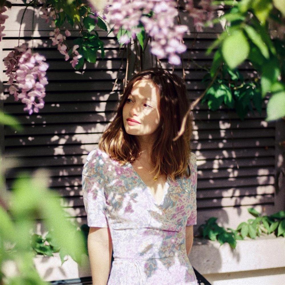 Thực ra phụ nữ Pháp cũng rất điệu, mê mẩn đồ họa tiết hoa và diện theo cách vô cùng sang xịn, tinh tế-4