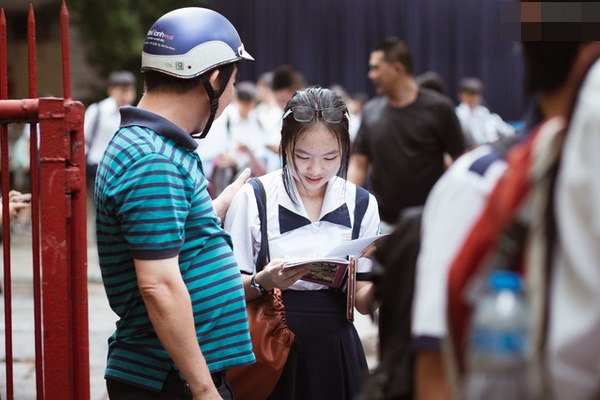 Khi phụ huynh nghỉ dịch ở nhà: Bà ngoại biểu diễn thời trang cực ngầu, bố phản xạ siêu nhanh khi chơi trò úp đầu gà với mẹ!-1