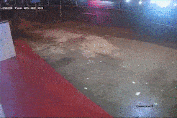 Hai nam thanh niên đầu trần phóng xe máy vượt ẩu đâm vào container-1