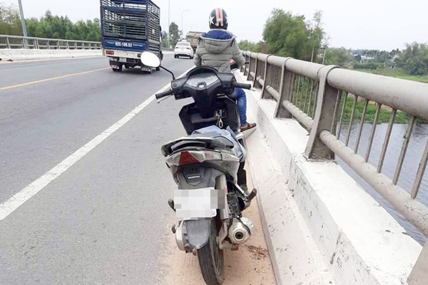 Thấy nhà cùng tài sản bị lửa thiêu rụi, thanh niên leo lên nóc nhà đòi tự tử-12