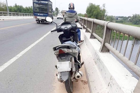 Bi hài thanh niên bỏ xe giữa cầu rồi đi nhậu, 