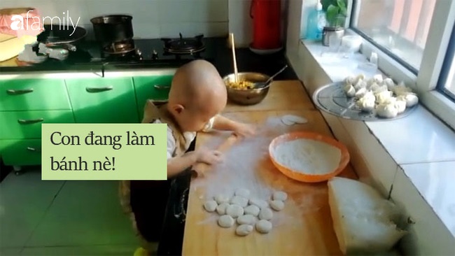 Em bé hơn 2 tuổi nổi như cồn vì biết giúp mẹ làm bánh, rửa bát, giặt quần áo và nhiều việc nhà trong lúc nghỉ học-3