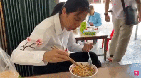 Đằng sau 11 tỷ Thuỷ Tiên huy động đóng góp cứu trợ miền Tây là hình ảnh ăn vội mì khiến bao người xúc động-1