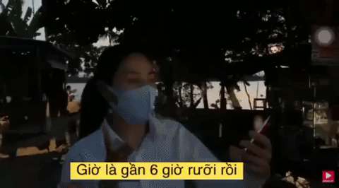 Đằng sau 11 tỷ Thuỷ Tiên huy động đóng góp cứu trợ miền Tây là hình ảnh ăn vội mì khiến bao người xúc động-5