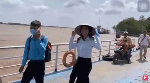 Đằng sau 11 tỷ Thuỷ Tiên huy động đóng góp cứu trợ miền Tây là hình ảnh ăn vội mì khiến bao người xúc động-3