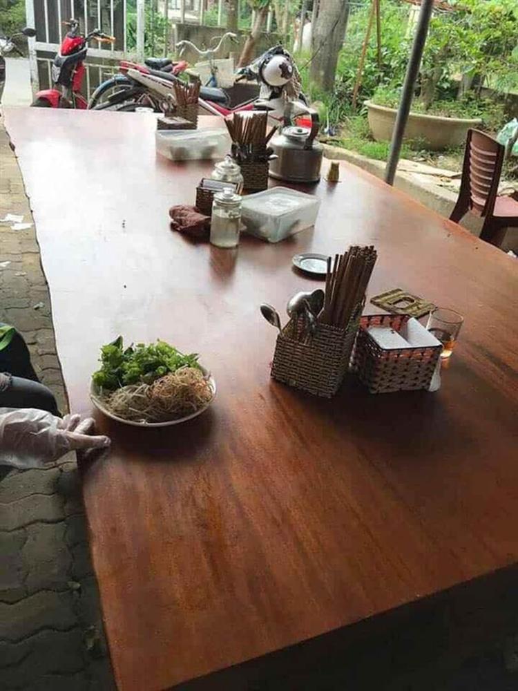 Anh chàng khoe gia đình bán bún bình dân nhưng dân mạng soi kỹ mỗi bộ bàn ghế cho khách ngồi xơi có khi bằng cả gia tài”-2