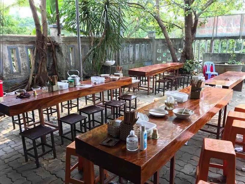 Anh chàng khoe gia đình bán bún bình dân nhưng dân mạng soi kỹ mỗi bộ bàn ghế cho khách ngồi xơi có khi bằng cả gia tài”-3