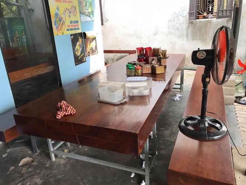 Anh chàng khoe gia đình bán bún bình dân nhưng dân mạng soi kỹ mỗi bộ bàn ghế cho khách ngồi xơi có khi bằng cả gia tài”-6