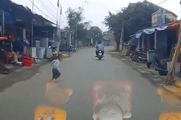 Bé trai đột ngột lao ra đường suýt bị ôtô đâm