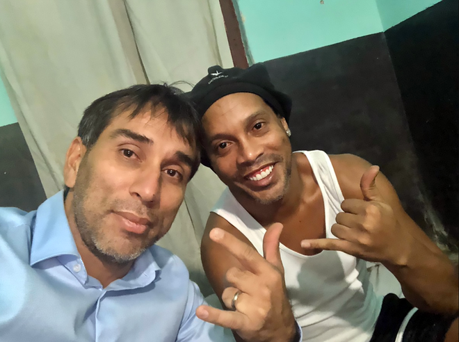 Ronaldinho đi tù và dấu chấm hết cho ngày trở về Barca-2
