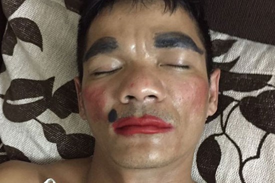 Nhậu về ngủ say, người đàn ông bị vợ