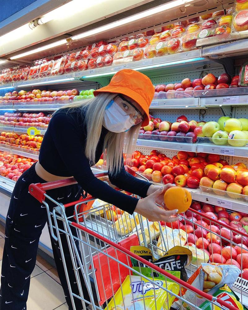 Sao Việt lên đồ giữa dịch Covid-19: Vẫn chất chơi dù luôn kè kè khẩu trang, nhất là Hari Won với combo phòng dịch từ đầu đến chân-10