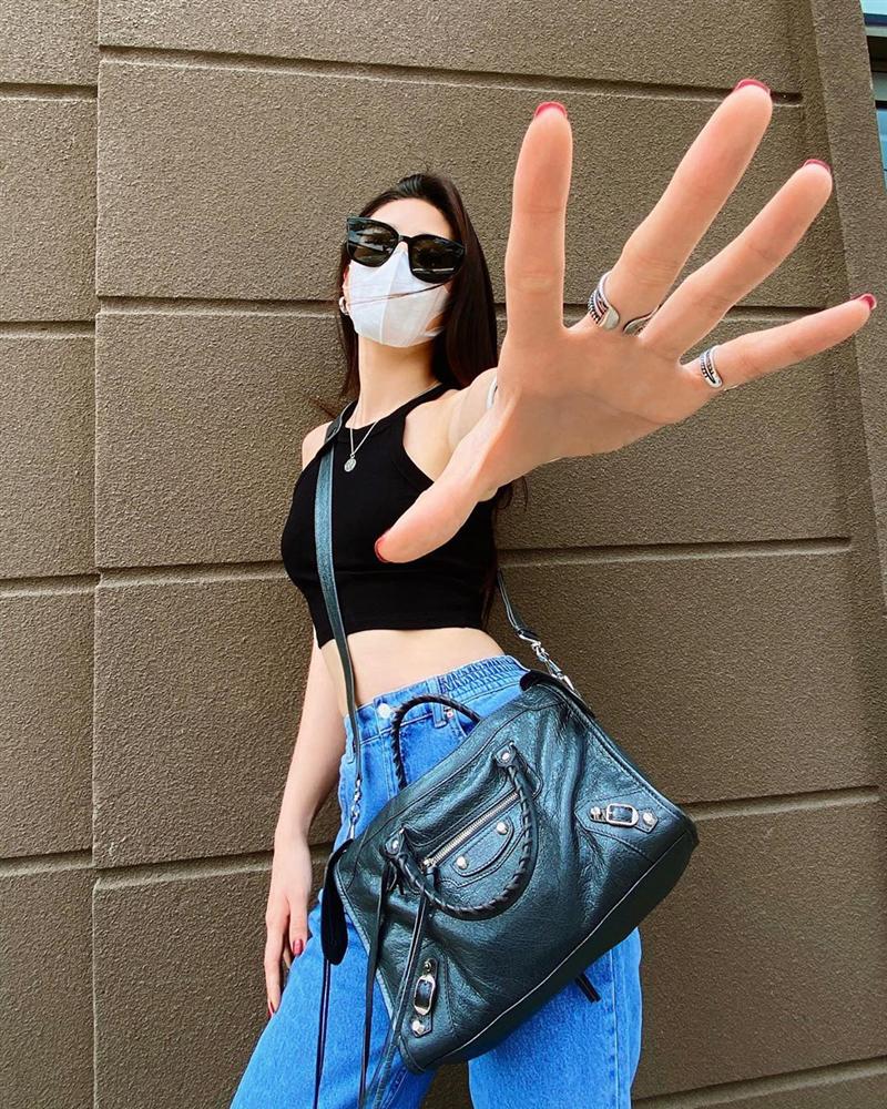 Sao Việt lên đồ giữa dịch Covid-19: Vẫn chất chơi dù luôn kè kè khẩu trang, nhất là Hari Won với combo phòng dịch từ đầu đến chân-11